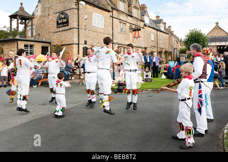 Das Chipping Campden Morris Männer tanzen vor der Bell Inn in Cotswold Dorf von Willersey, Gloucestershire Stockfoto