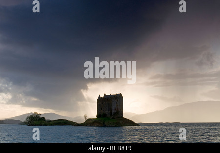 Castle Stalker in Appin Land sitzt auf der Felseninsel Plattform am Ende des Loch Linnhe, Highlands Schottlands. Stockfoto