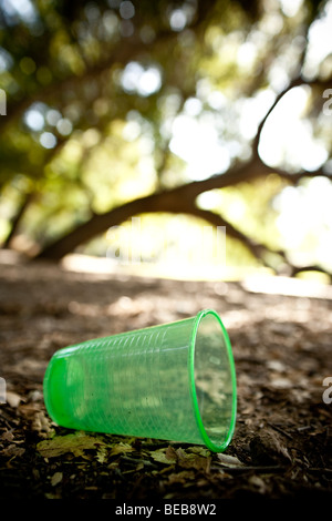 leere grüne Plastikbecher in einem Park in Southern california Stockfoto