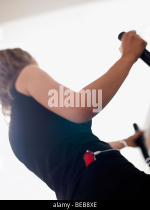 Seitenansicht einer Frau Ausübung und Musik hören Stockfoto