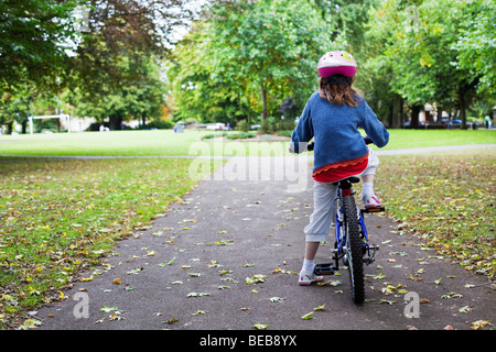 Junges Mädchen saß auf ihrem Fahrrad entscheiden, welcher Weg zu gehen Stockfoto