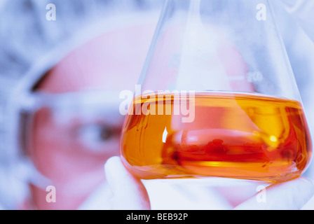 Wissenschaftler untersuchen die Probe in einem konischen Kolben Stockfoto