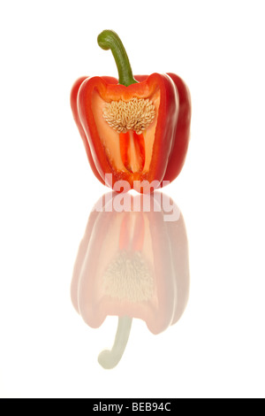 Schneiden Paprika auf weißem Hintergrund. Stockfoto