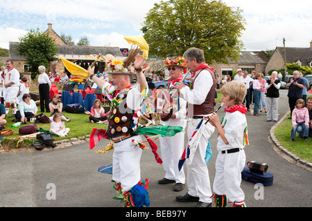 Das Chipping Campden Morris Männer tanzen vor der Bell Inn in Cotswold Dorf von Willersey, Gloucestershire Stockfoto