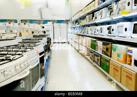 Küchengeräte in einem Supermarkt Stockfoto