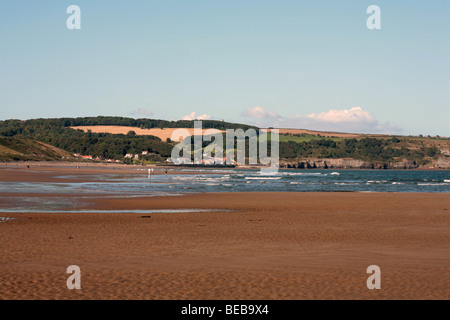 Flut am Strand von Whitby North Yorkshire mit Blick auf das Dorf Whitbys England Stockfoto