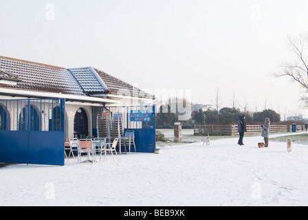 Hamworthy Park Café im Schnee noch Eis zu verkaufen. Stockfoto