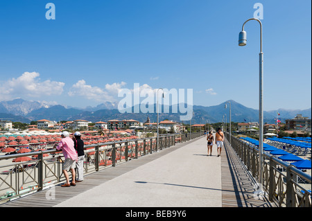 Älteres Ehepaar Blick auf den Strand vom Pier in Marina di Pietrasanta mit der Stadt hinter toskanischen Riviera, Italien Stockfoto