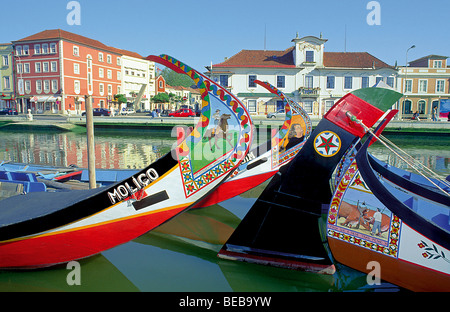 Portugal, Aveiro: Bunt und traditionellen Moliceiro-Boote ankern in den zentralen Kanal Stockfoto