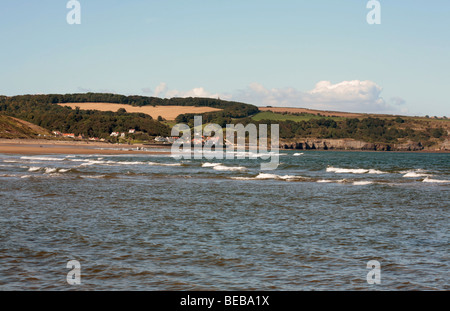 Flut am Strand von Whitby North Yorkshire mit Blick auf das Dorf Whitbys England Stockfoto