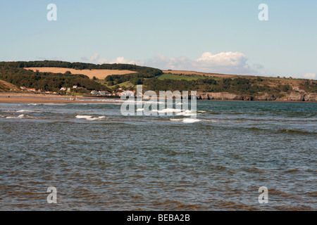 Flut am Strand von Whitby North Yorkshire mit Blick auf das Dorf Whitbys England Stockfoto