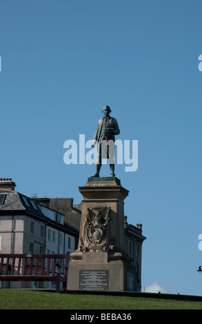 Statue von Captain James Cook mit Blick auf Whitby aus dem Osten Terrasse Crescent North Yorkshire England Stockfoto