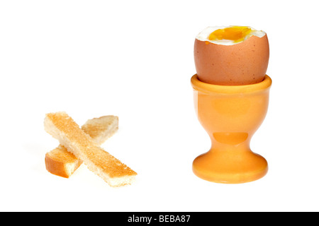 Weich gekochte Ei mit der Oberseite abgenommen und Toast Soldaten auf weißem Hintergrund. Stockfoto