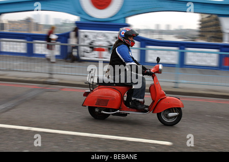 Vespa Motorroller crossing Tower Bridge, London, England, UK Stockfoto