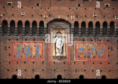 Eine Skulptur und Wandmalereien an den Wänden der Clock Tower des Castello Sforzesco oder Schloss Sforza in Mailand, Italien, Europa Stockfoto