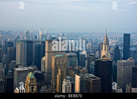 Ein Blick auf "Mid-Town Manhattan" und "Chrysler Building" von "Empire State Building" in "New York City", "New York." Stockfoto