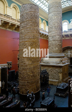 Exponate im Victoria and Albert Museum (V & A) London, Vereinigtes Königreich Stockfoto