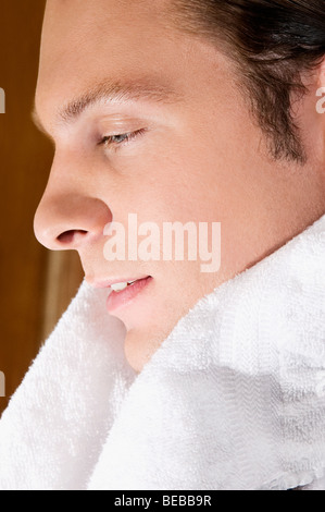 Mann mit einem Handtuch um die Schultern Stockfoto