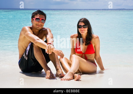 Ein junges Paar an einem Strand auf den Malediven Stockfoto