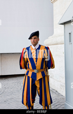 Ein Schweizer Gardist im Dienst im Vatikan Stockfoto