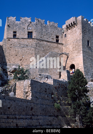 Zugangstreppen und Tor zu den Befestigungsanlagen rund um die Akropolis in Lindos, Rhodos, Griechenland Stockfoto