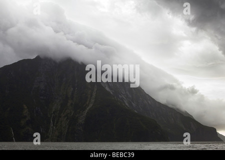 Bergiges Terrain in Milford Sound, Neuseeland Stockfoto