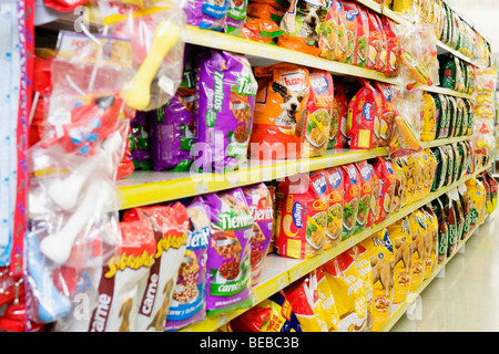 Lebensmittel in den Regalen im Supermarkt verpackt Stockfoto