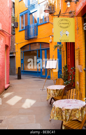 Café-Szene in Neils Hof London Stockfoto