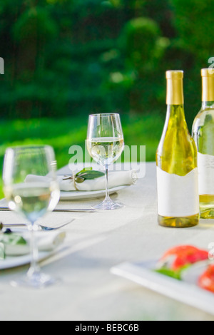Weingläser mit einer Flasche Wein auf dem Tisch Stockfoto
