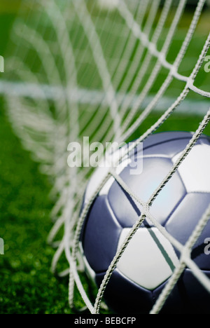 Nahaufnahme eines Fußballs im Netz Stockfoto