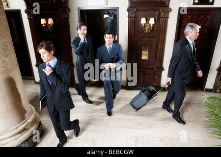 Vier Unternehmer zu Fuß in ein Hotel Lobby, Biltmore Hotel, Coral Gables, Florida, USA Stockfoto
