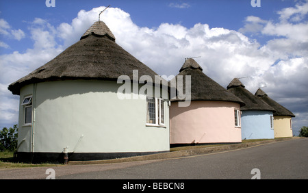 Bunte Runde Thatched Ferienhäuser in Winterton-sur-mer-Norfolk Stockfoto