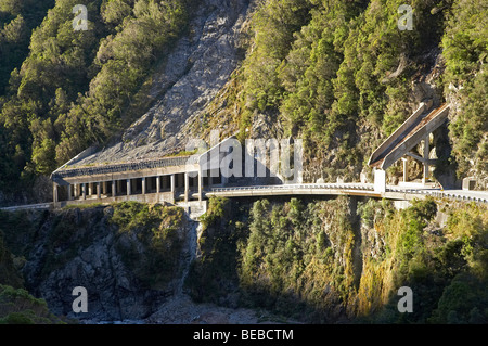 Bergsturz und Wasser Brücken über Arthurs Pass Road, Otira Gorge, West Coast, Südinsel, Neuseeland Stockfoto