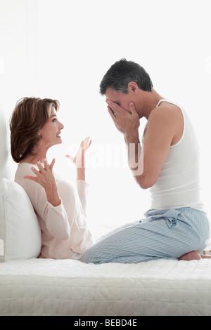 Frau mit einem Mann im Schlafzimmer zu streiten Stockfoto