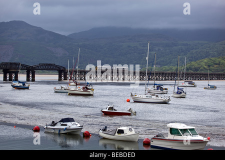 Hafen Sie mit Eisenbahnbrücke über die Fairbourne nach Barmouth Stockfoto