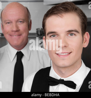 Kellner in der Küche Stand Stockfoto
