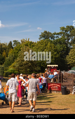 Menschen in die Warteschlange für eine Fahrt mit einem Dampfzug Bressingham Museum in Norfolk Uk Stockfoto