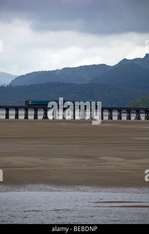 Arriva Trains Wales überquert den Fluss Afon Mawddach auf Eisenbahnbrücke bei Barmouth Nord-Wales Stockfoto