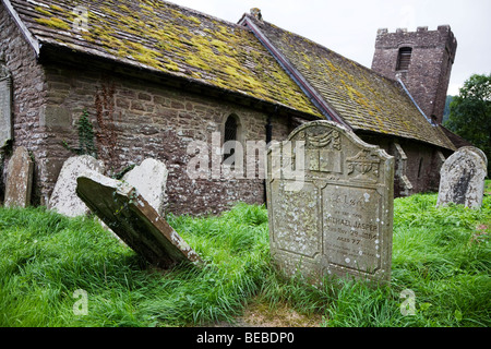 Alte Kirche mit schiefen Wänden Turm und Grabsteine Cwmyoy Wales UK Stockfoto