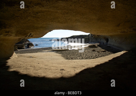 Rock-Überhang und Strand, Truman Track, in der Nähe von Punakaiki, Paparoa National Park, West Coast, Südinsel, Neuseeland Stockfoto