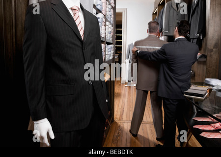 Schneider die Messungen eines Kunden Stockfoto