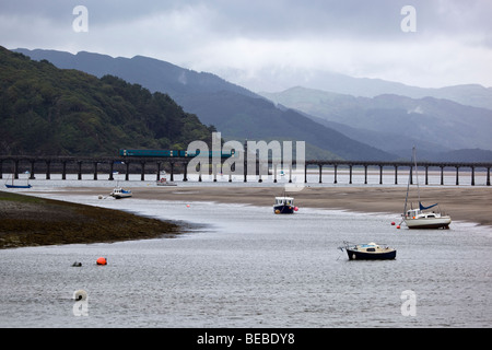 Eisenbahnbrücke über Fluss Afon Mawddach Barmouth North Wales Stockfoto