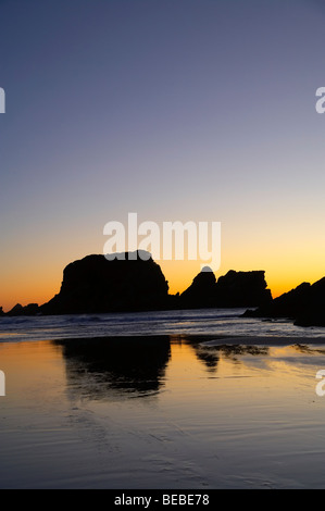 Sonnenuntergang über Wand Insel, Tauranga Bay, Cape Foulwind, in der Nähe von Westport, West Coast, Südinsel, Neuseeland Stockfoto