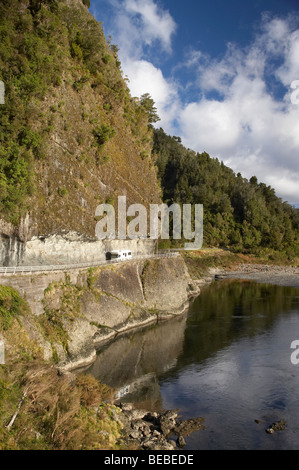 Wohnmobil, Falken Crag, Buller Gorge State Highway 6 in der Nähe von Westport, West Coast, Südinsel, Neuseeland Stockfoto