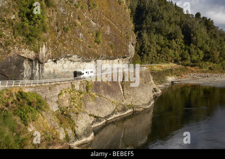 Wohnmobil, Falken Crag, Buller Gorge State Highway 6 in der Nähe von Westport, West Coast, Südinsel, Neuseeland Stockfoto