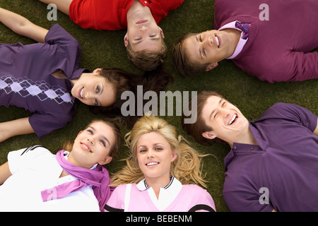 Gruppe von Freunden liegen in einem Golfplatz, Biltmore Golf Course, Coral Gables, Florida, USA Stockfoto