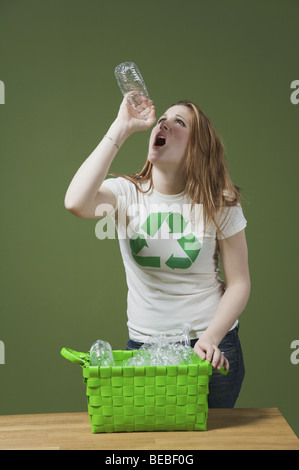 Durstige Frau versucht, Wasser aus einer leeren Flasche Wasser trinken Stockfoto