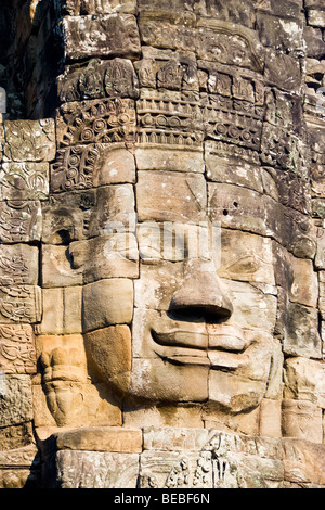 Turm mit riesigen geschnitzten Gesicht, der Bayon Tempel von Angkor, Provinz Siem Reap, Kambodscha Stockfoto