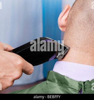Man erhält einen neuen Haarschnitt im salon Stockfoto