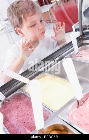 Junge in einer Eisdiele Eis wählen Stockfoto